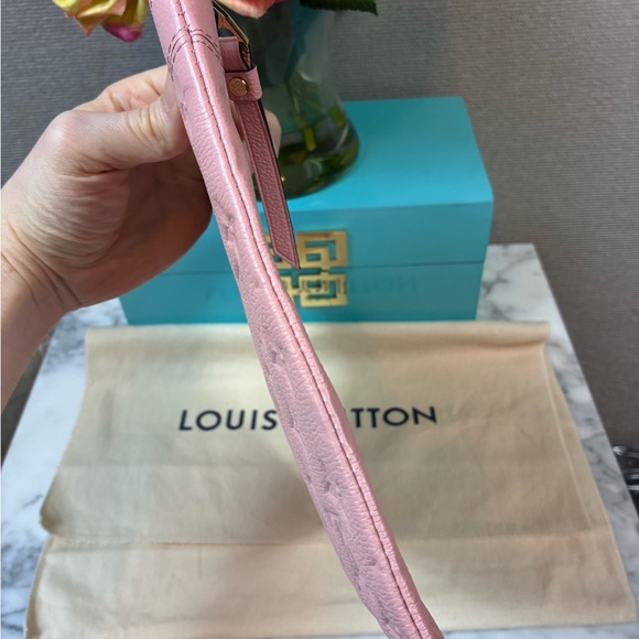 LV Louis Vuitton Pink Monogram Empreinte Leather Daily Pouch Large Bag - NWOT 😍 - Picture 6 of 14